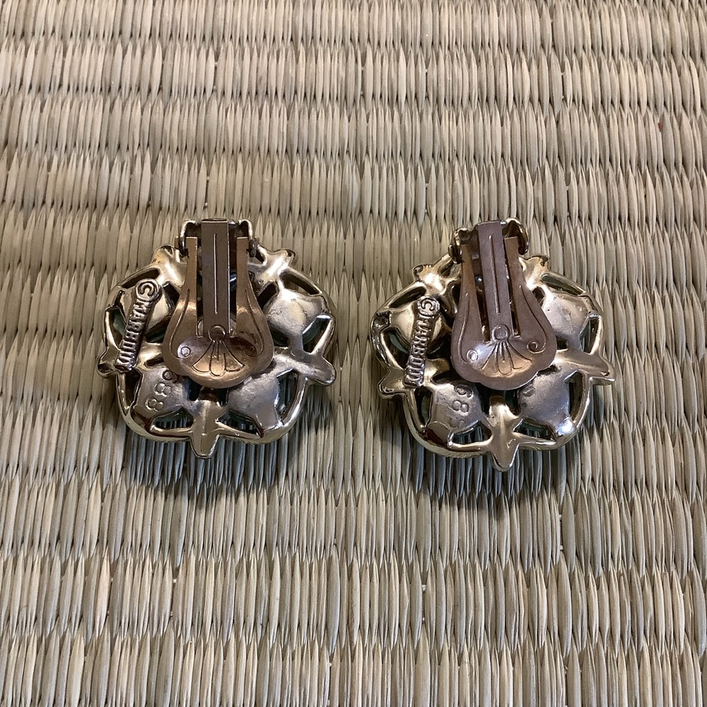 Elegant Gold Green Floral 1950s signed 688 MARBOUX Marcel Boucher Clip Earrings - Picture 2 of 5